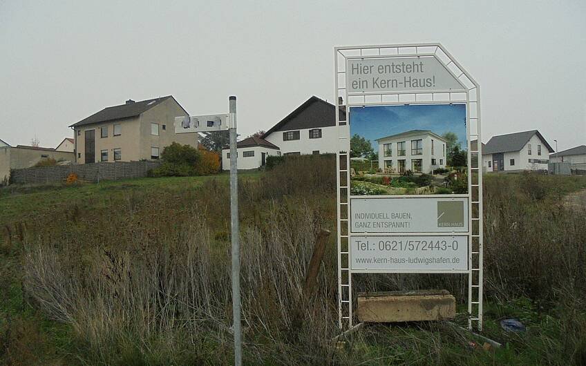 Baustellenschild auf dem Grundstück für die Kern-Haus-Stadtvilla Signus in Obrigheim