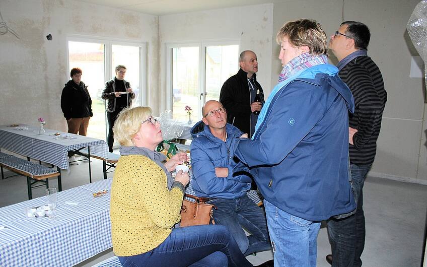 Gäste im Gespräch im Kern-Haus-Rohbau in Wolmirstedt