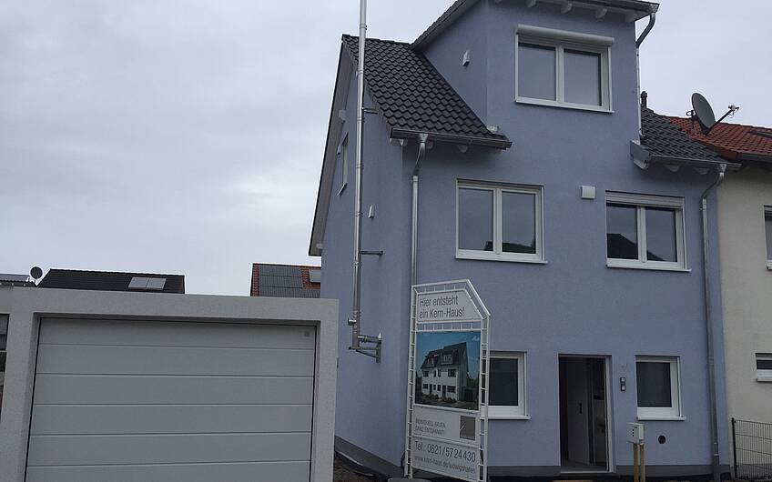 Garage der individuell geplanten Doppelhaushälfte Twin XL von Kern-Haus in Eggenstein-Leopoldshafen