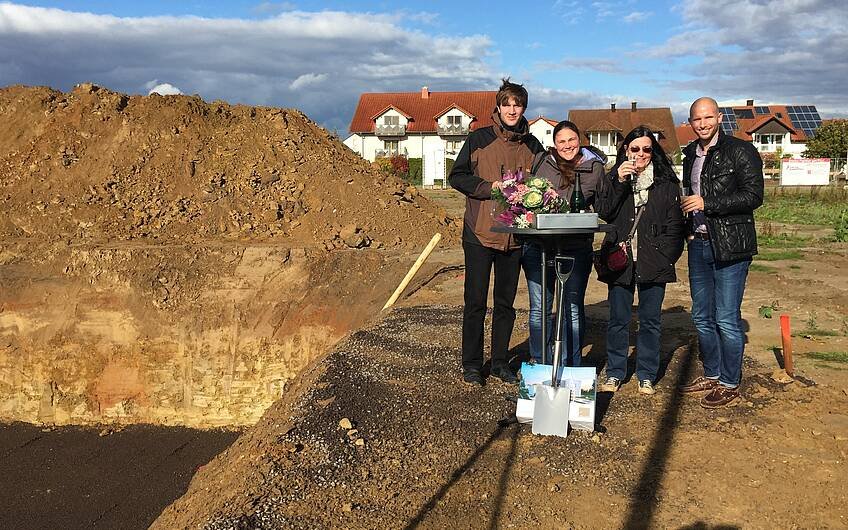 Gruppenfoto zur Grundsteinlegung für das individuell geplante Einfamilienhaus von Kern-Haus in Römerberg