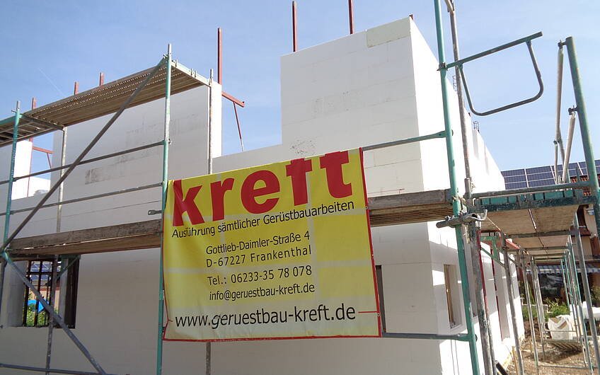 Bau der Dachgeschosswände des frei geplanten Einfamilienhauses von Kern-Haus in Römerberg