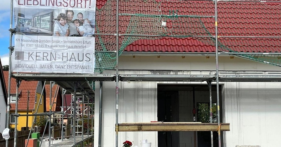 Das Dach ist fertig; nun wird gefeiert.