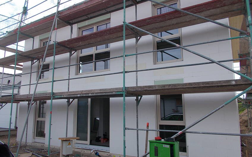 Rohbau des frei geplanten Einfamilienhauses von Kern-Haus in Jockgrim mit eingebauten Fenstern