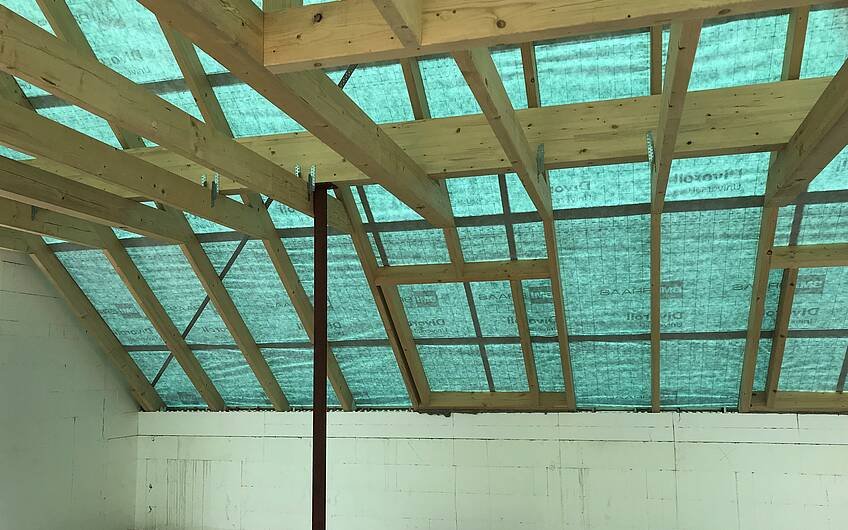 Auf dem Dachstuhl wurde die Folie für die Dacheindeckung angebracht.