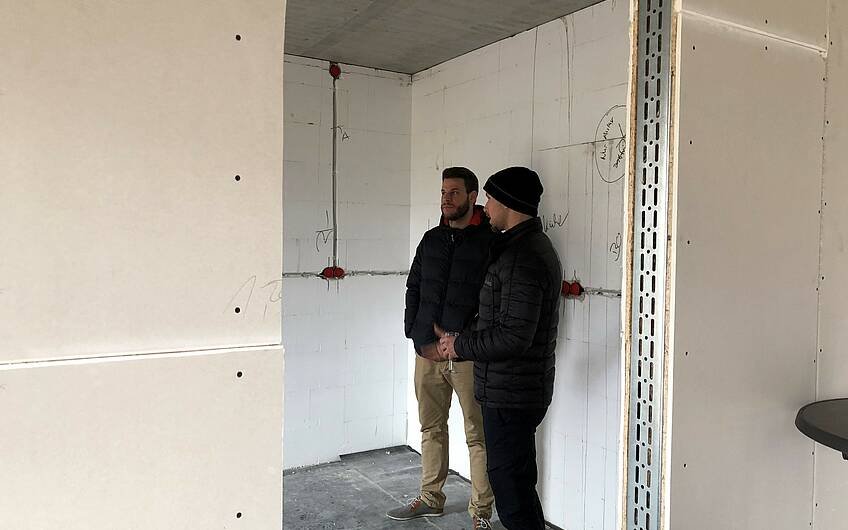 Bernd Laatz mit Interessent bei der Rohbaubesichtigung im frei geplanten Einfamilienhaus von Kern-Haus in Römerberg
