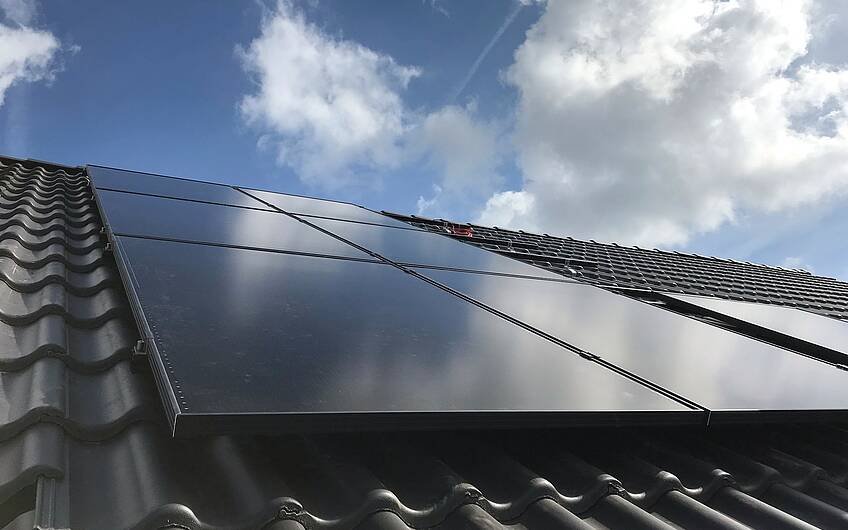Die Photovoltaikanlage wurde auf dem Dach montiert.