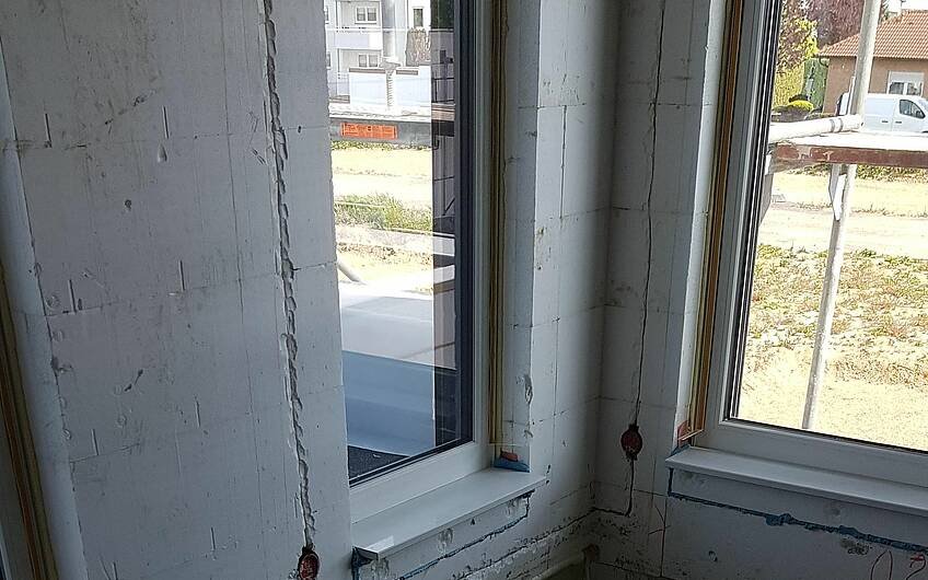 Die Fensterbänke wurden gesetzt und die Wände verputzt.