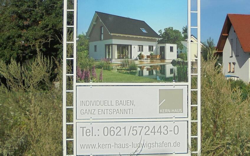 Baustellenschild für das individuell geplante Einfamilienhaus Loop Classic von Kern-Haus in Freisbach