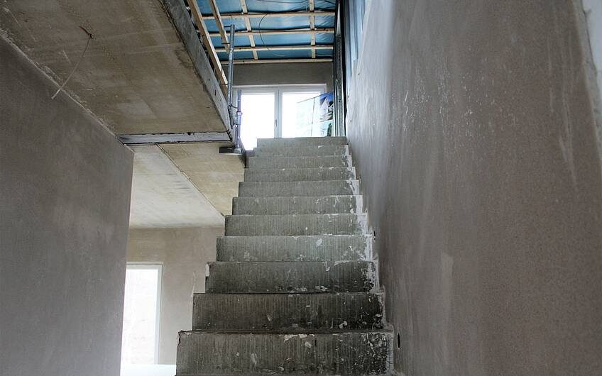 Treppenaufgang im Kern-Haus-Rohbau in Magdeburg