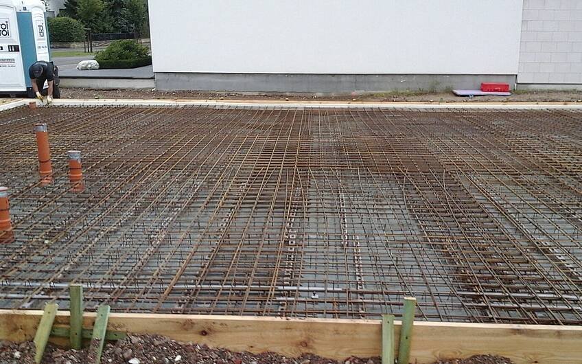 Verschalung der Bodenplatte des frei geplanten Kern-Hauses in Jockgrim mit Baustahl