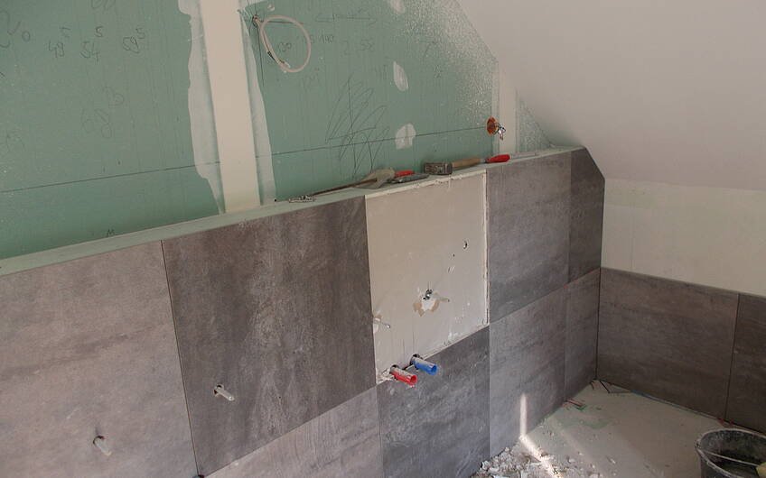 Fliesenarbeiten im Badezimmer des individuell geplanten Einfamilienhauses Signum von Kern-Haus in Einselthum