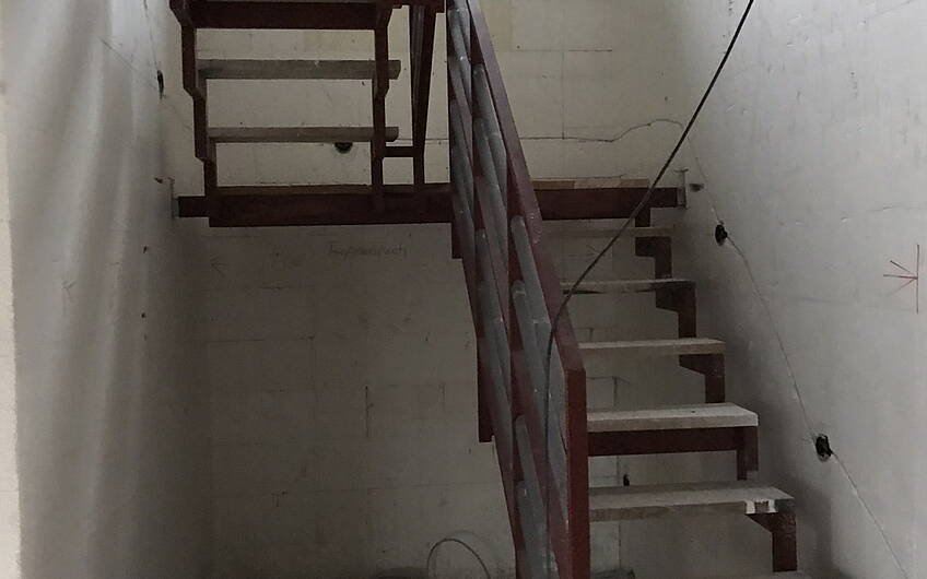 Die Treppe wurde montiert und die Stromleitungen der Beleuchtung verlegt.