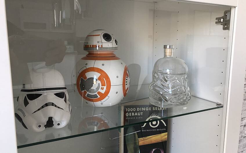 Droide BB8 aus Star Wars in einer Wohnzimmervitrine in Magdeburg
