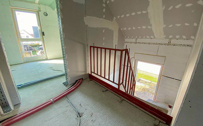 Treppenaufgang mit Fenstern und Blick in Räume in Kern-Haus Pult in Halle Wörmlitz