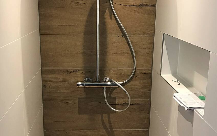 Die bodentiefe Dusche mit Regenbrause wurde montiert.