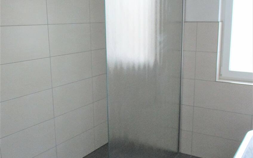 Die große Glaswand schützt das Bad vor Spritzwasser.