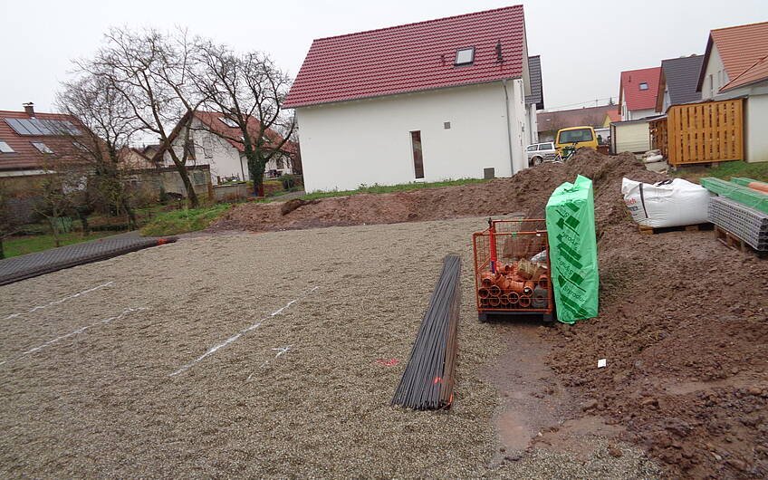 Kapillarbrechende Schotterschicht auf dem Grundstück für das frei geplante Einfamilienhaus von Kern-Haus in Freisbach