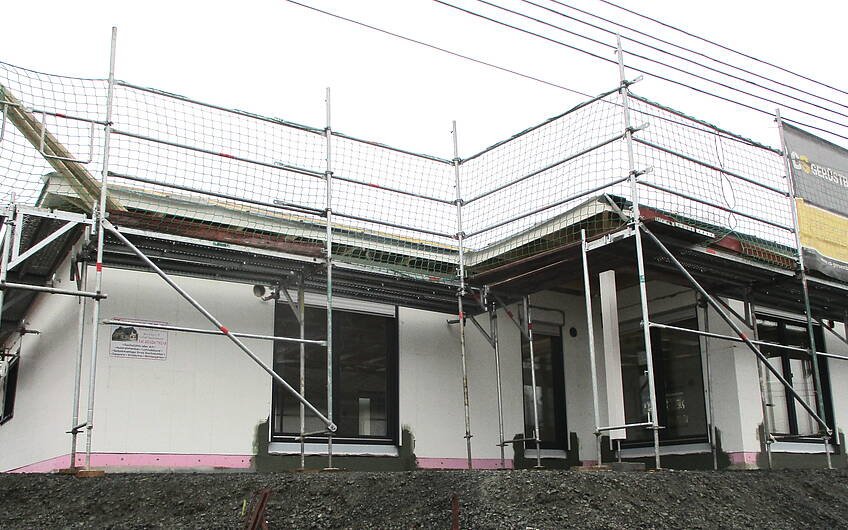 Für Zimmer- und Dachdeckerarbeiten wurde ein Sicherheitsgerüst errichtet. 