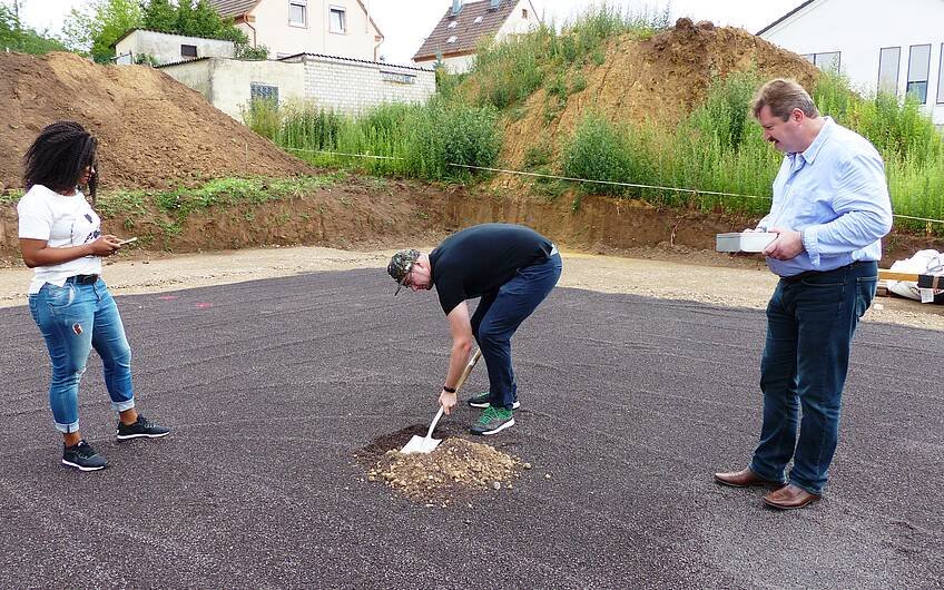 Bauherr gräbt das Loch bei der Grundsteinlegung für das Familienhaus Esprit von Kern-Haus in Hohen-Sülzen