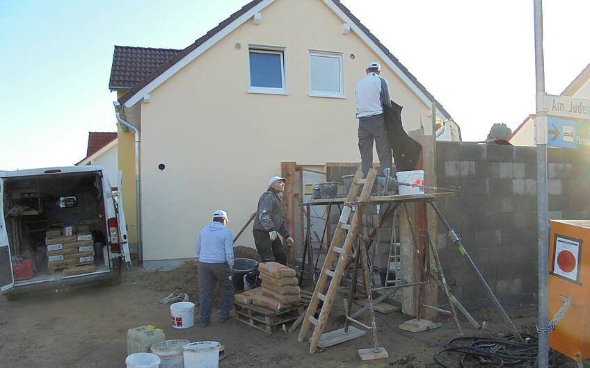 Maurerarbeiten für die Garage des individuell geplanten Einfamilienhauses Aura von Kern-Haus in Wachenheim