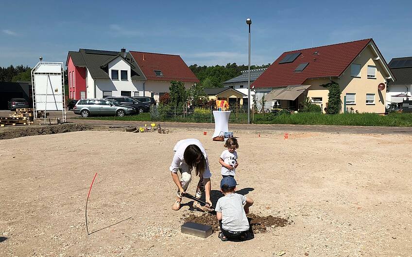 Grundsteinlegung für das individuell geplante Einfamilienhaus Allea von Kern-Haus in Jockgrim