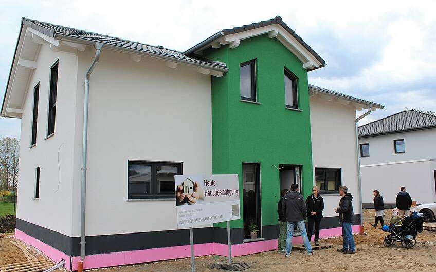 Ein weiteres Kern-Haus bereichert die Stadt Magdeburg. Die Bauherren lieben diese Fassadenfarbe, die genauso grün ist wie die Aussicht.
