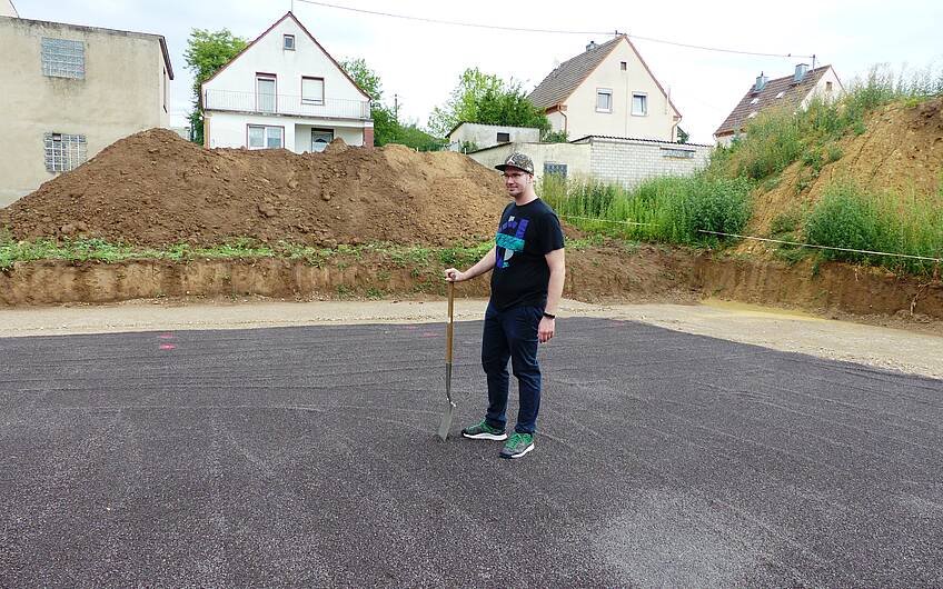 Bauherr steht mit dem Spaten auf dem Grundstück für das Kern-Haus Esprit in Hohen-Sülzen
