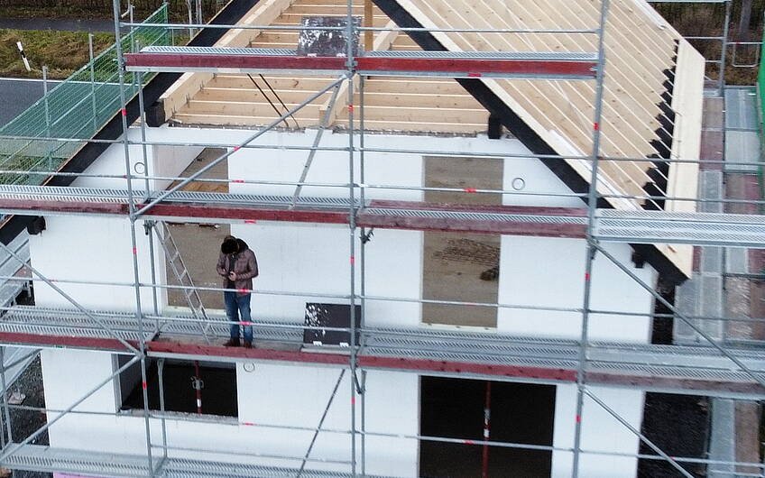 Nach dem Richten des Dachstuhles, werden die Giebel aufgebaut und betoniert.
