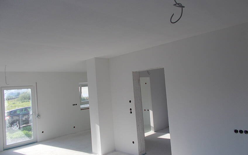 Gestrichene Wände im Wohn- und Essbereich im individuell geplanten Einfamilienhaus Signum von Kern-Haus in Einselthum