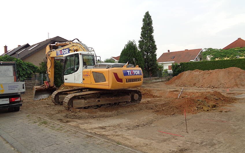 Erdarbeiten auf dem Grundstück für das individuell geplante Einfamilienhaus Vero von Kern-Haus in Harthausen