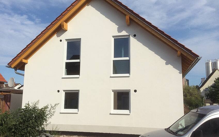 Fertige Fassade des individuell geplanten Einfamilienhauses Signum von Kern-Haus in Hochdorf-Assenheim