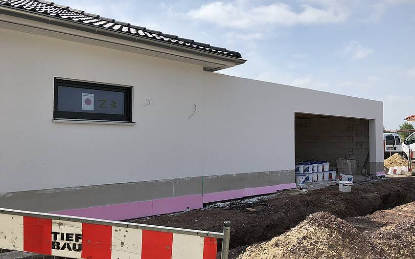 Kern-Haus Bungalow und Garage in Magdeburg erhalten Fassadenanstrich