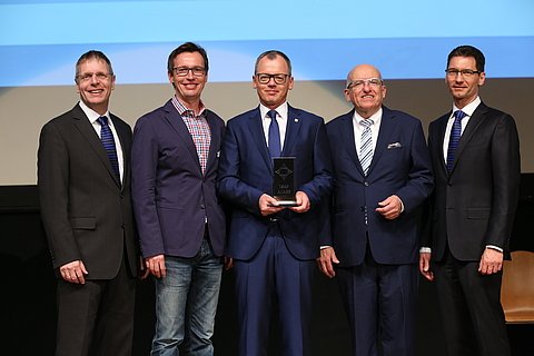 v.l.n.r.: Jürgen Kurz, Dr. Stephan Wesely, Bernhard Sommer, Dr. Jörg Knoblauch und Jürgen Frey bei der Preisverleihung in Ulm.