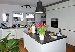 Küche in der individuell geplanten Kern-Haus-Stadtvilla Signus in Dettenheim-Rußheim