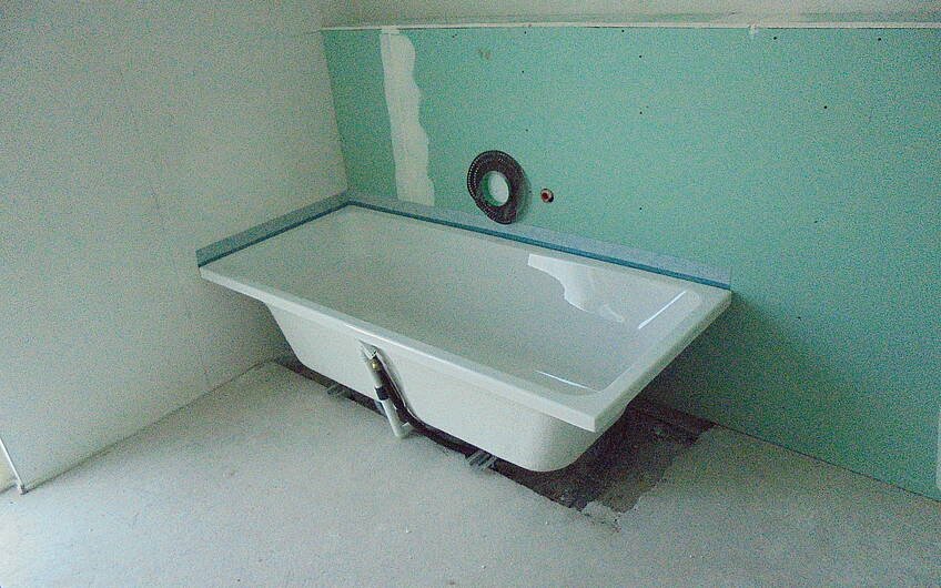 Sanitärrohinstallation der Badewanne im Kern-Haus Komfort in Obrigheim