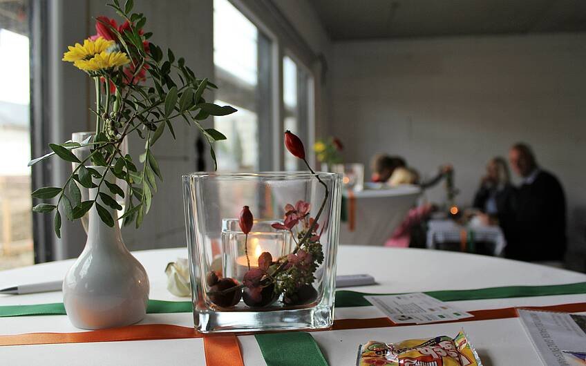 Teelichter, herbstliche Dekoration und Tischbänder - zum Rohbaufest haben die Bauherren die Tische liebevoll geschmückt.