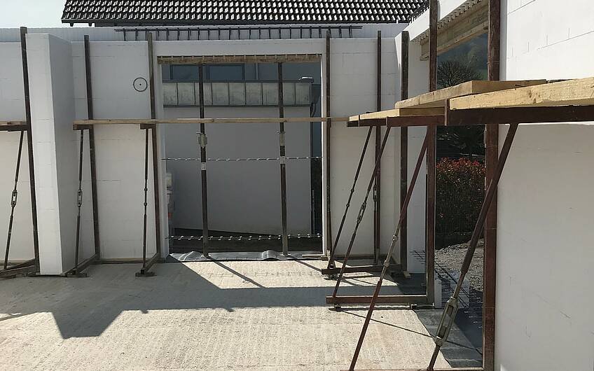 Für Stabilität bei der Errichtung und Verfüllung mit Beton der DuoTherm-Wände helfen Stützen.
