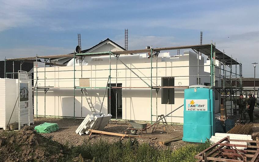 Bau der Dachgeschosswände des frei geplanten Familienhauses von Kern-Haus in Böhl-Iggelheim