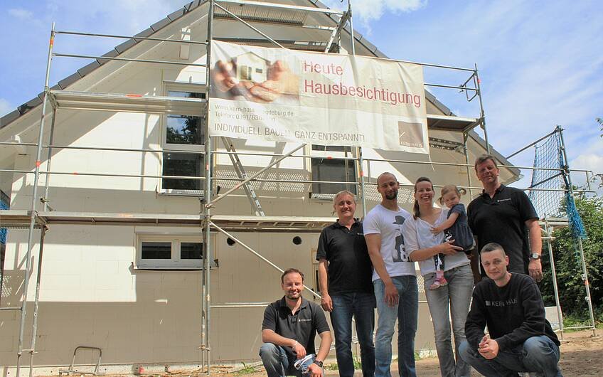 Das Team von Kern-Haus Magdeburg gemeinsam mit den Bauherren beim Rohbaufest.