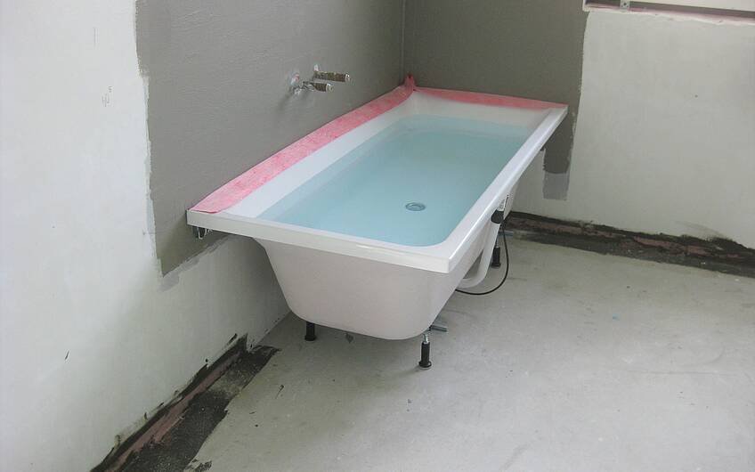 Die Badewanne wurde aufgestellt und mit Wasser befüllt.