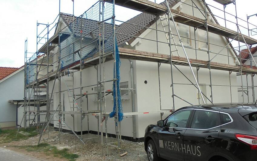 Fertig verputzte Außenfassade des individuell geplanten Einfamilienhauses Aura von Kern-Haus in Wachenheim