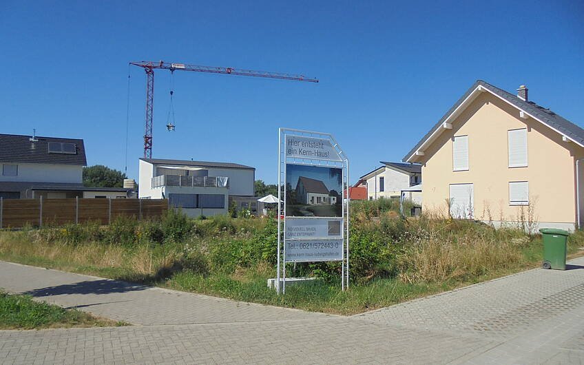 Bauschild für das individuell geplante Einfamilienhaus Luna von Kern-Haus in Dettenheim