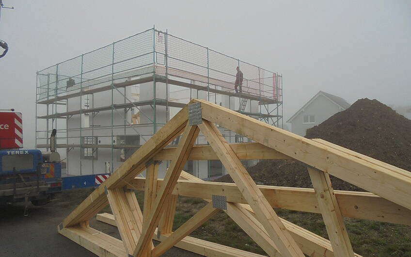 Bereitliegende Dachstuhlelemente für die Kern-Haus-Stadtvilla Signus in Obrigheim