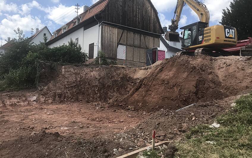 Baustellenvorbereitung auf dem Grundstück für das frei geplante Familienhaus von Kern-Haus in Marxzell-Burbach