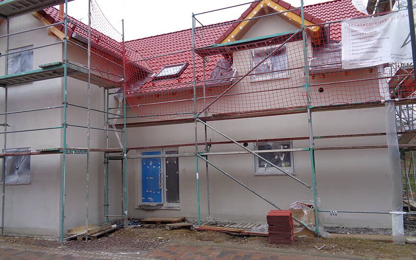 Verputzte Fassade der frei geplanten Doppelhaushälfte von Kern-Haus in Bad Dürkheim