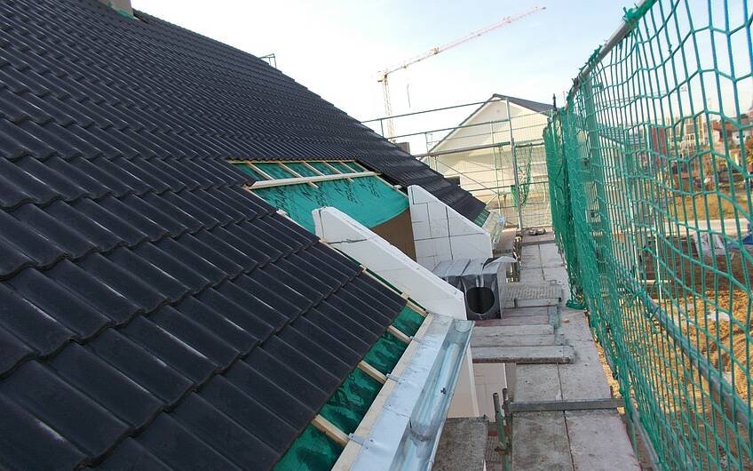 Eingedecktes Dach des individuell geplanten Einfamilienhauses von Kern-Haus in Römerberg