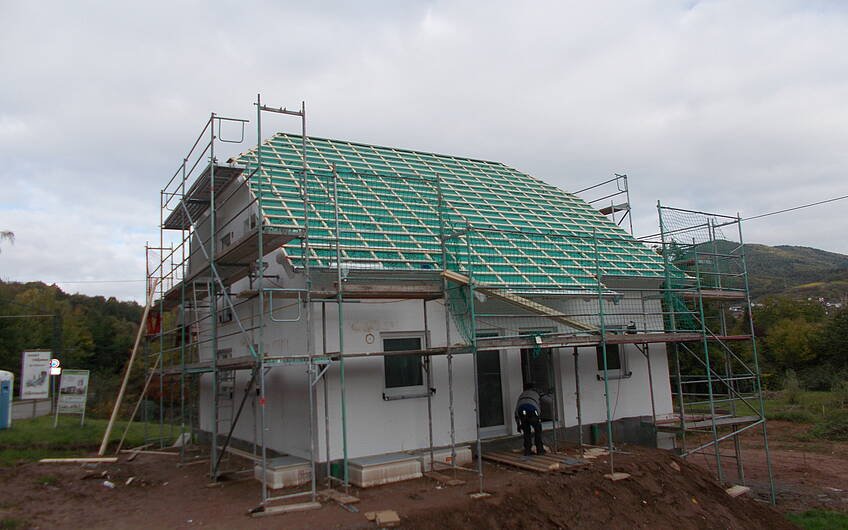 Vorbereitung zur Dacheindeckung des individuell geplanten Einfamilienhauses Luna von Kern-Haus in Albersweiler