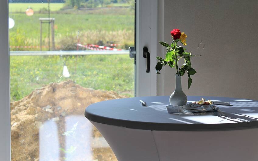 Rose in einer Vase auf einem Stehtisch in einem Kern-Haus in Magdeburg