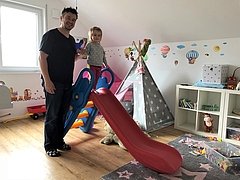 Bauherr mit Tochter im Kinderzimmer im individuell geplanten Einfamilienhaus Luna von Kern-Haus in Bruchsal