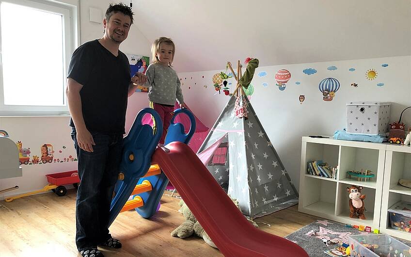 Bauherr mit Tochter im Kinderzimmer im individuell geplanten Einfamilienhaus Luna von Kern-Haus in Bruchsal
